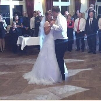 Brautpaar tanzt den Hochzeitstanz auf seiner Hochzeit in Berlin, Familie und Freunde schauen zu – DJ Olaf Schmidt sorgt für die Musik